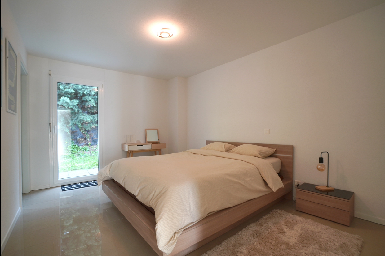 Helles Schlafzimmer mit Gartenblick