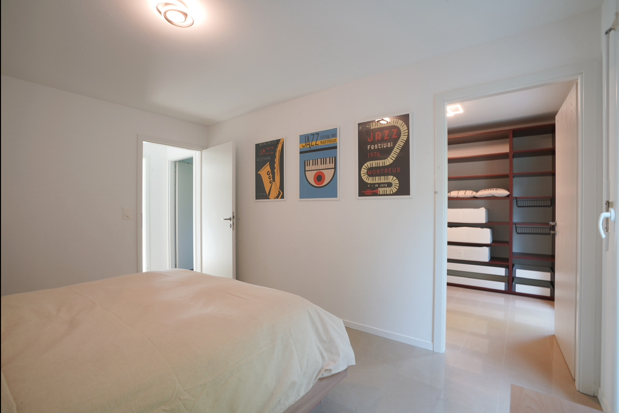 Helles Schlafzimmer mit Ankleidezugang