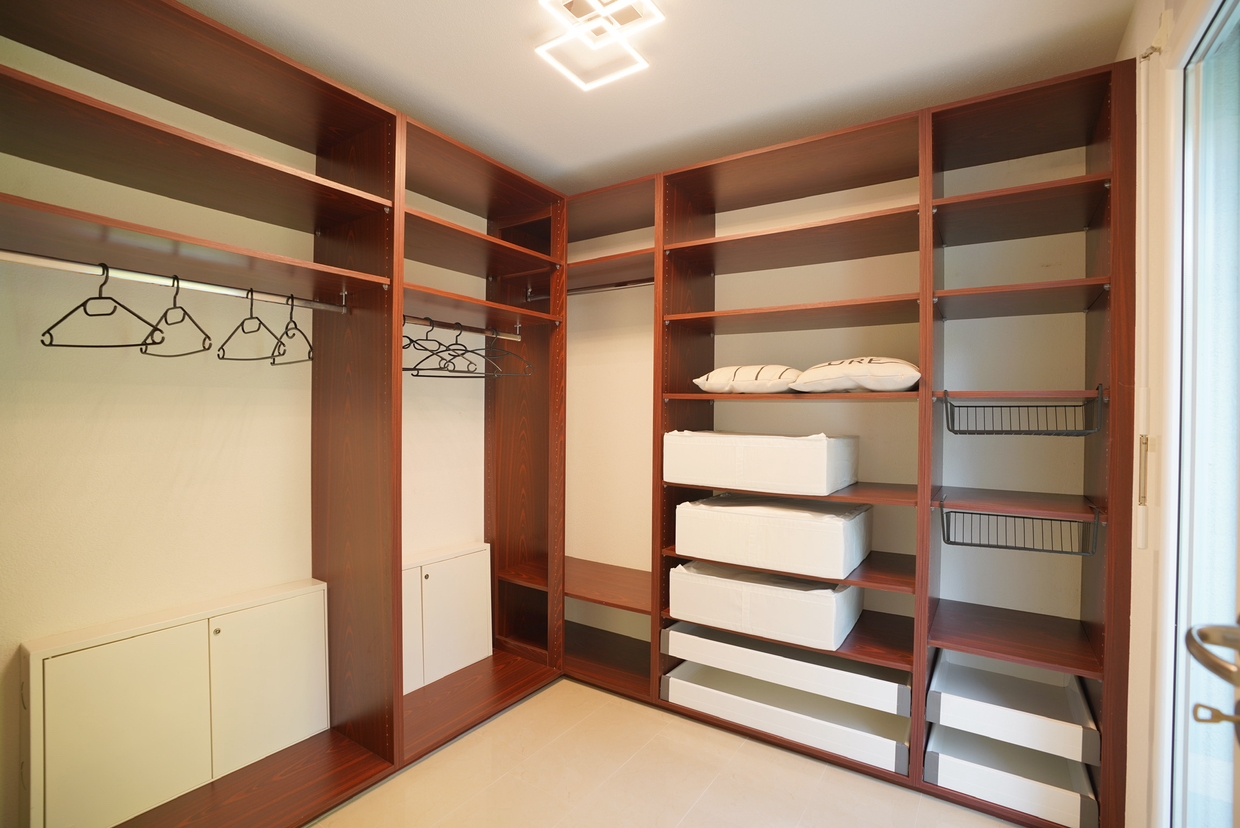 Ankleidezimmer mit Einbauschränken
