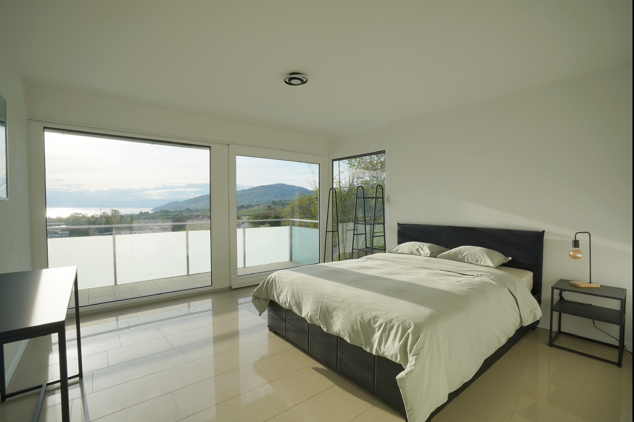 Schlafzimmer mit Panoramablick und Balkon