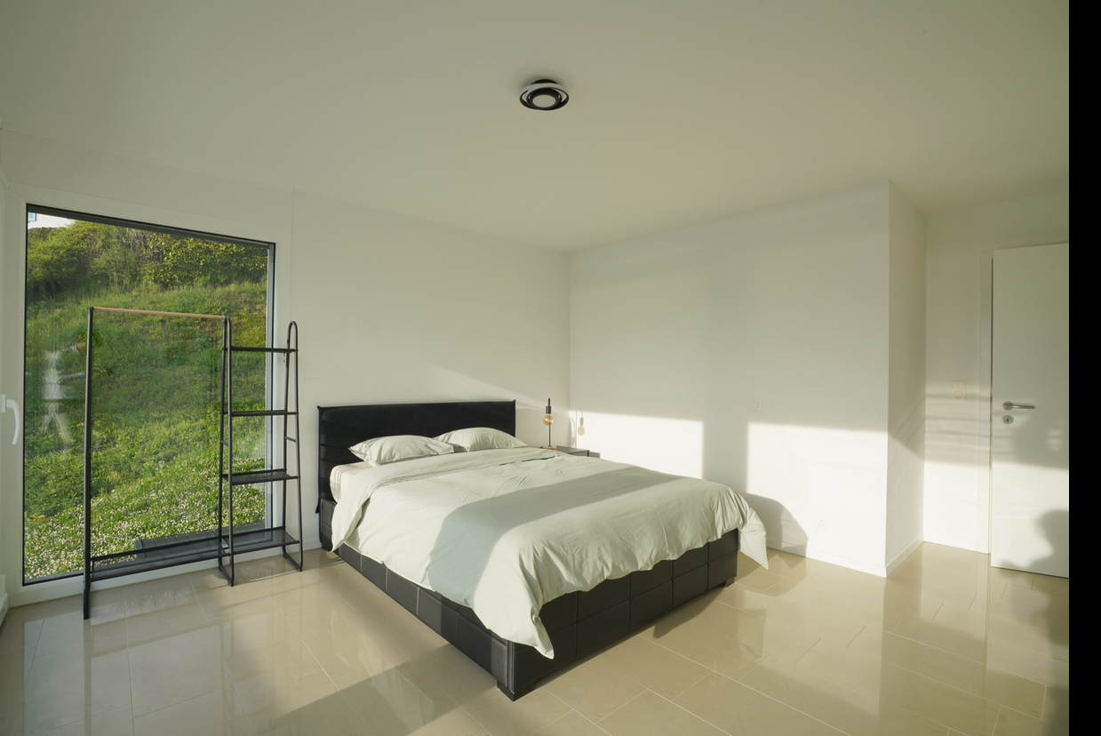 Helles Schlafzimmer mit großem Fenster