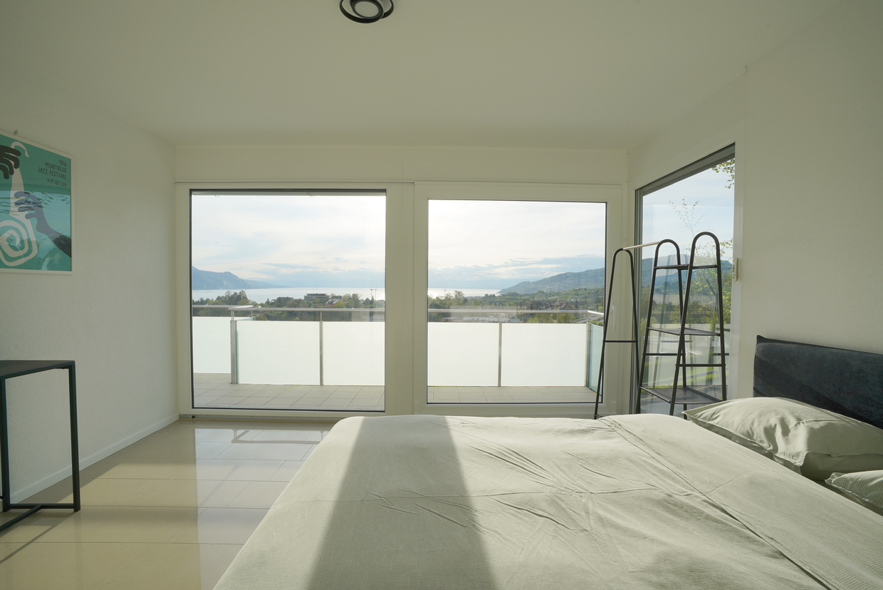 Schlafzimmer mit Meer- und Bergblick