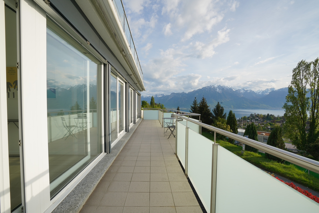 Balkon mit Berg- und Seeblick