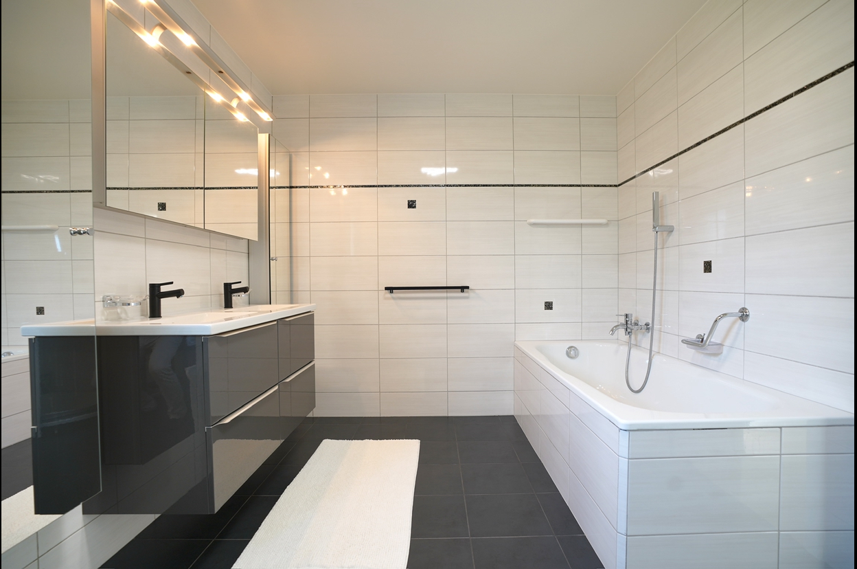 Modernes Badezimmer mit Badewanne und Doppelwaschtisch