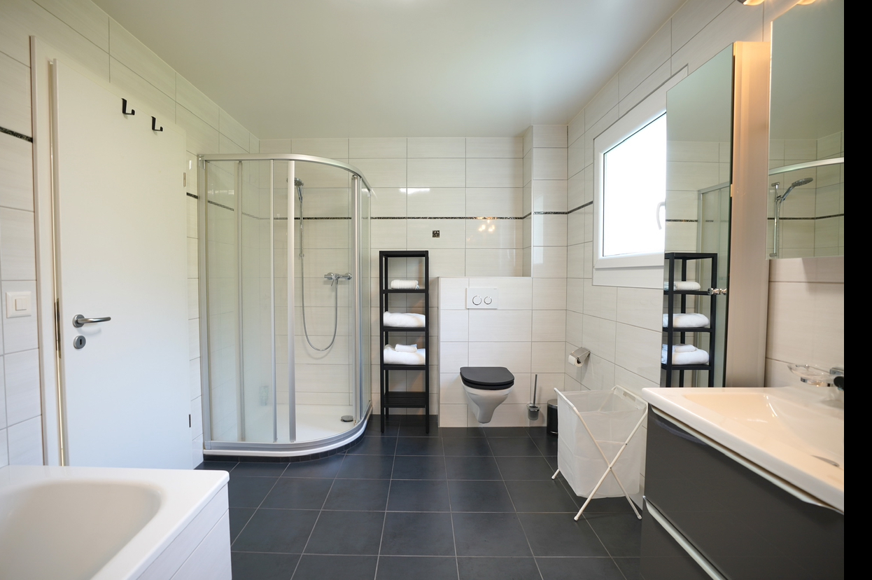 Modernes Badezimmer mit Dusche und Waschtisch