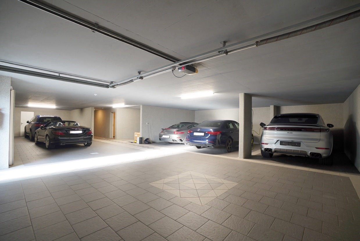 Tiefgarage mit mehreren geparkten Autos