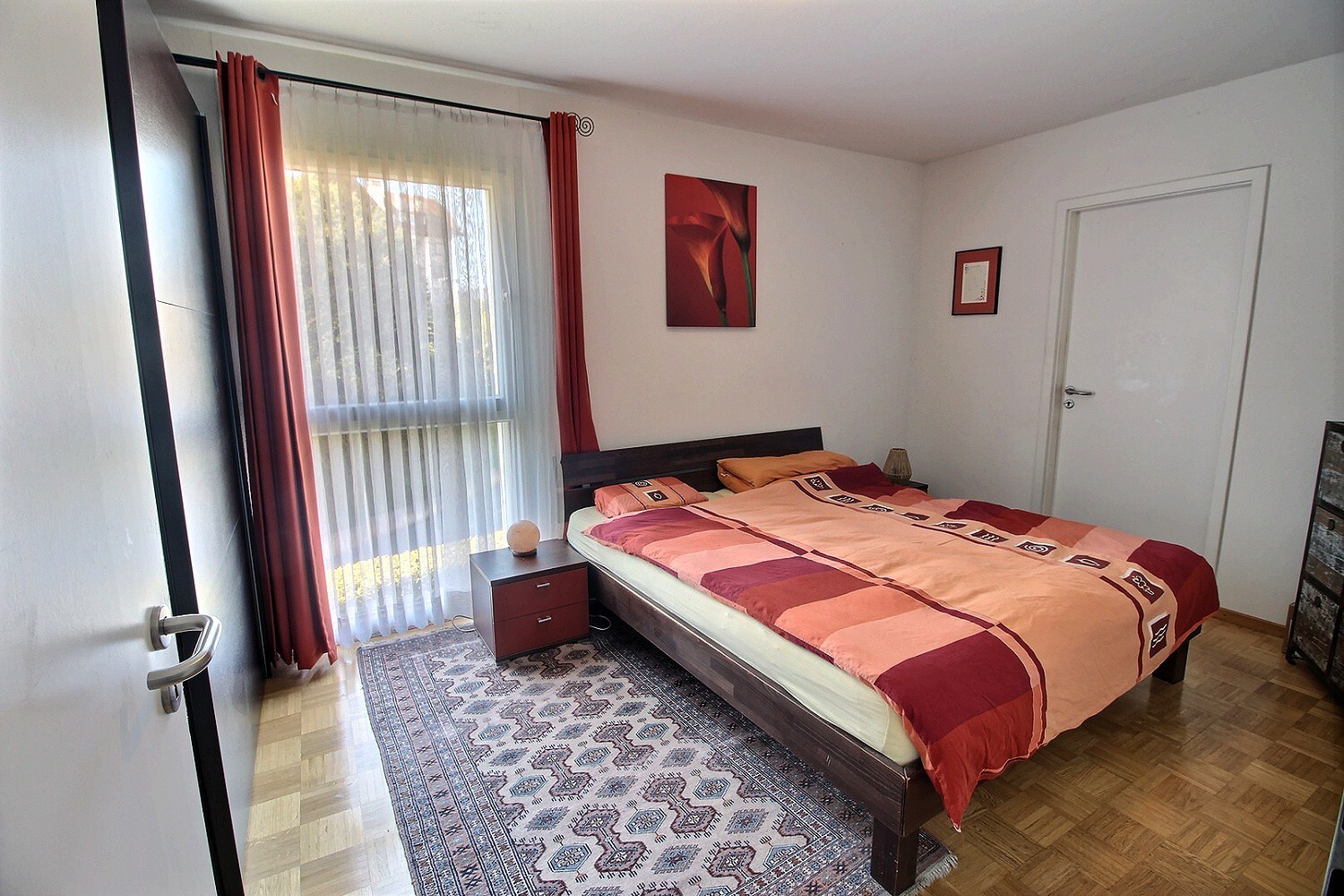 Schlafzimmer mit Doppelbett und Tageslicht