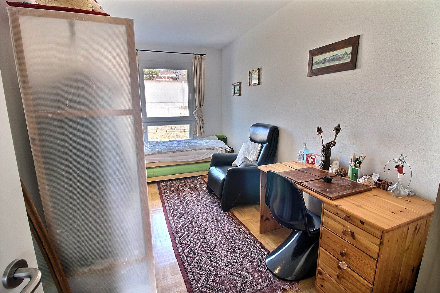 Helles Arbeits- und Schlafzimmer