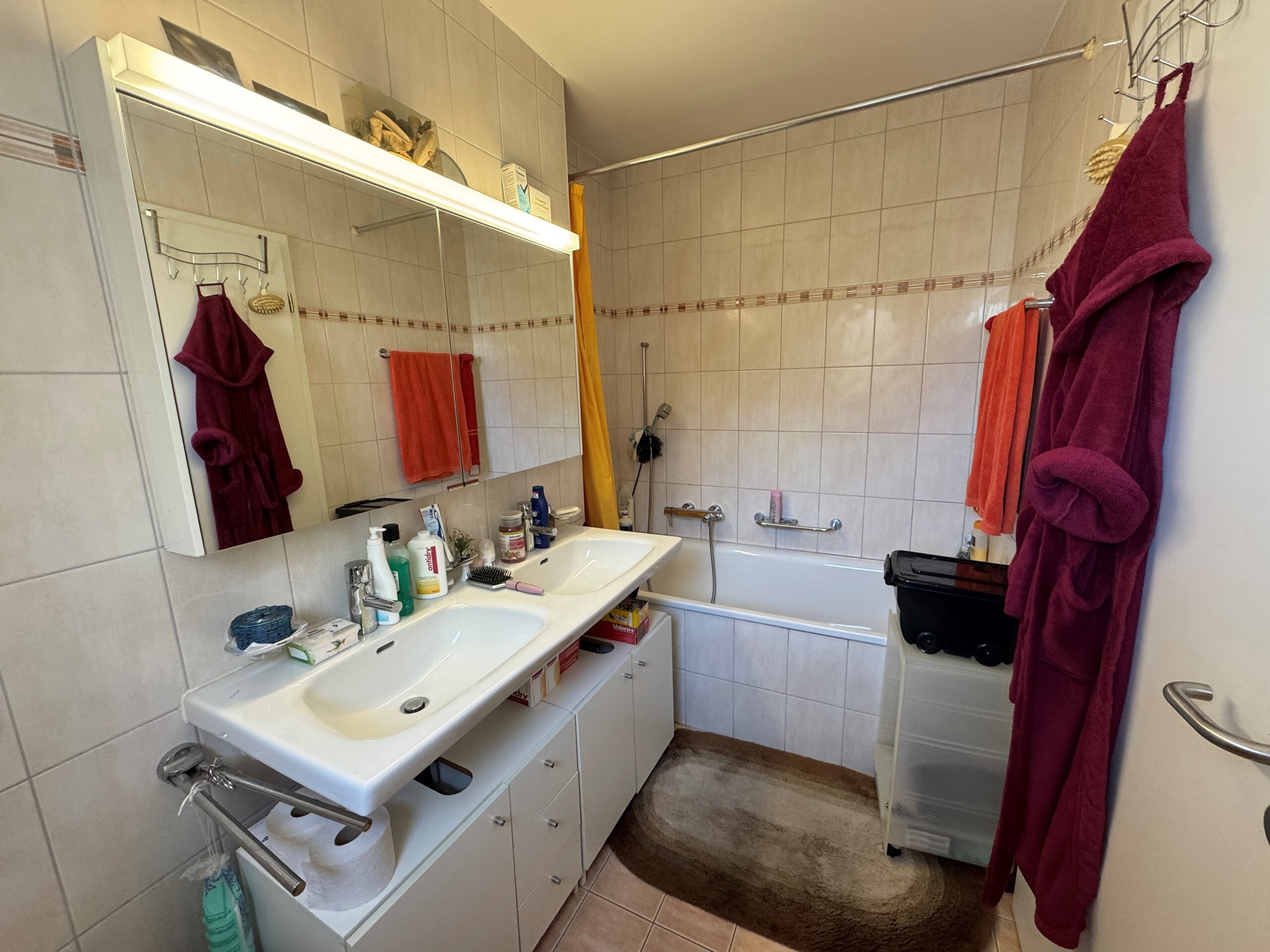 Badezimmer mit Doppelwaschbecken und Badewanne