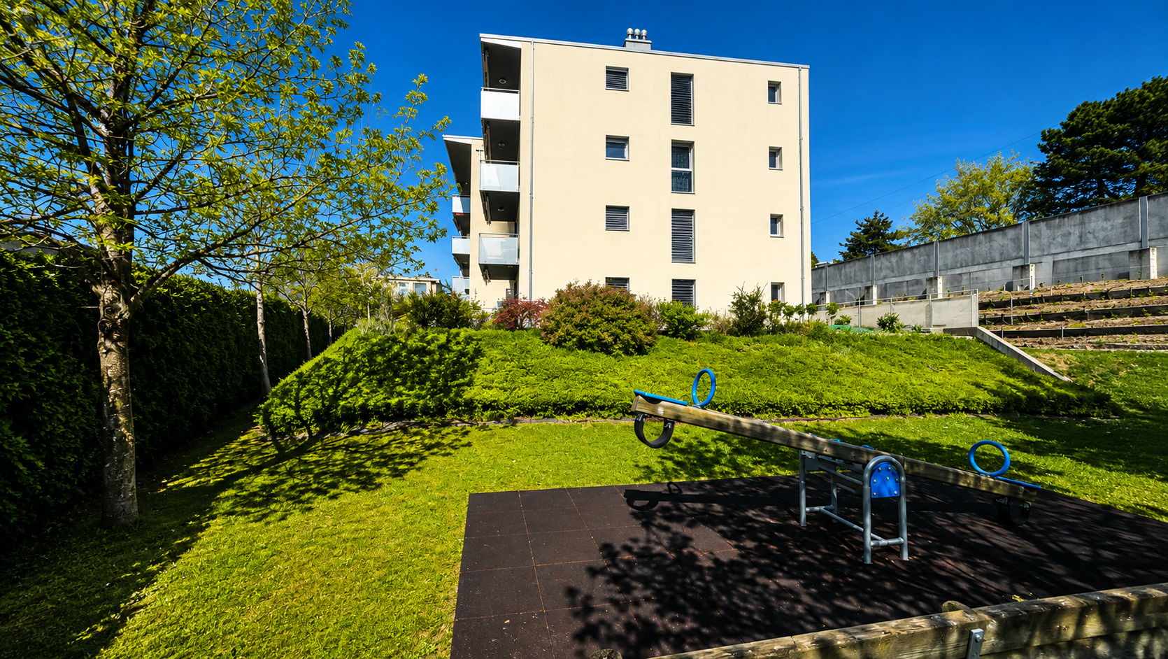 Mehrfamilienhaus mit Garten und Spielbereich