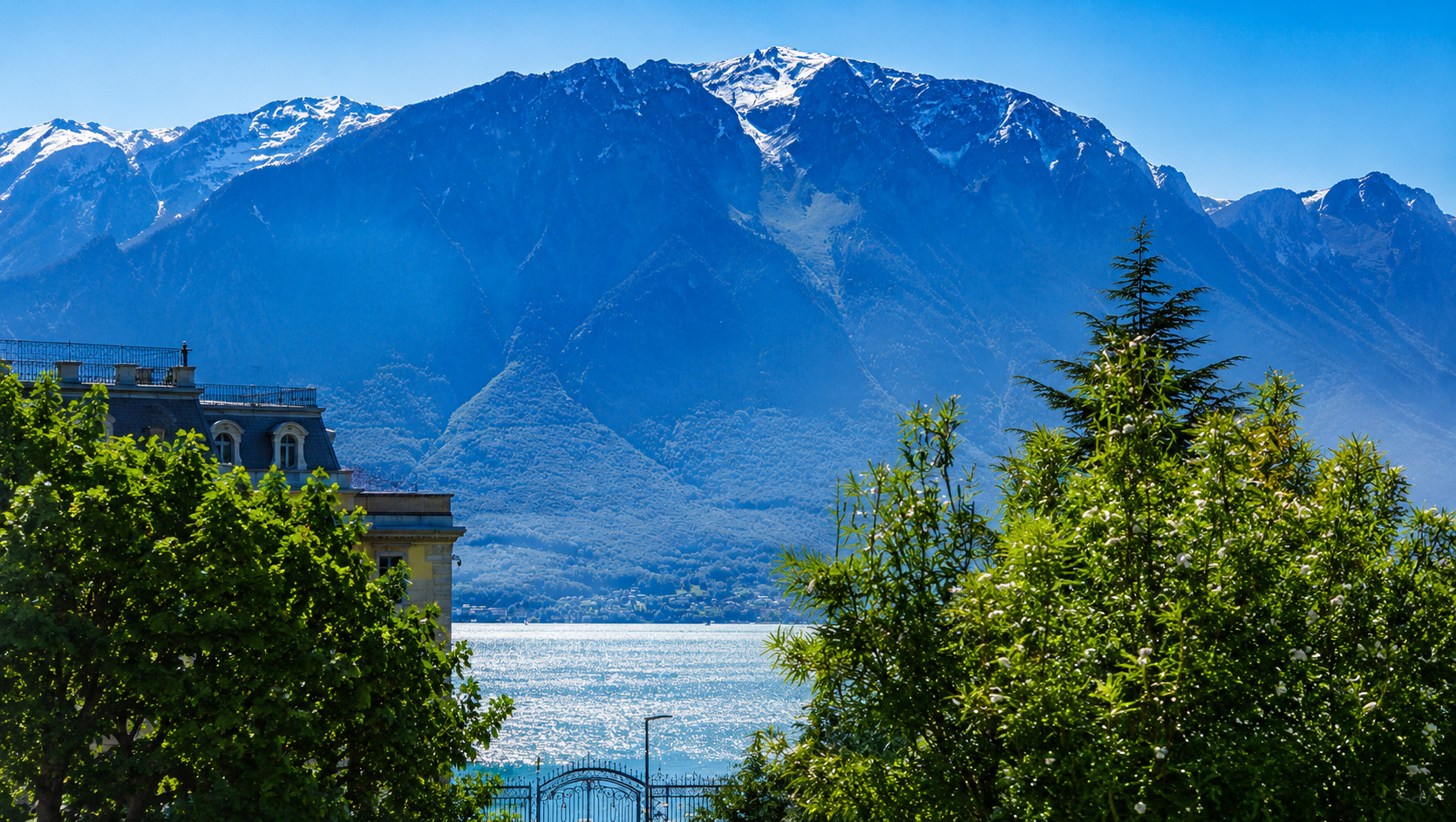 Seeblick mit Bergpanorama