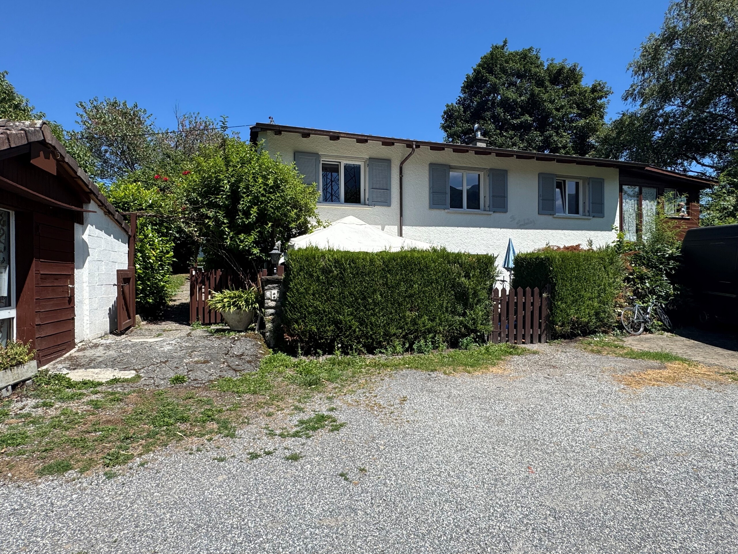 Außenansicht eines Hauses mit Garten und Zufahrt
