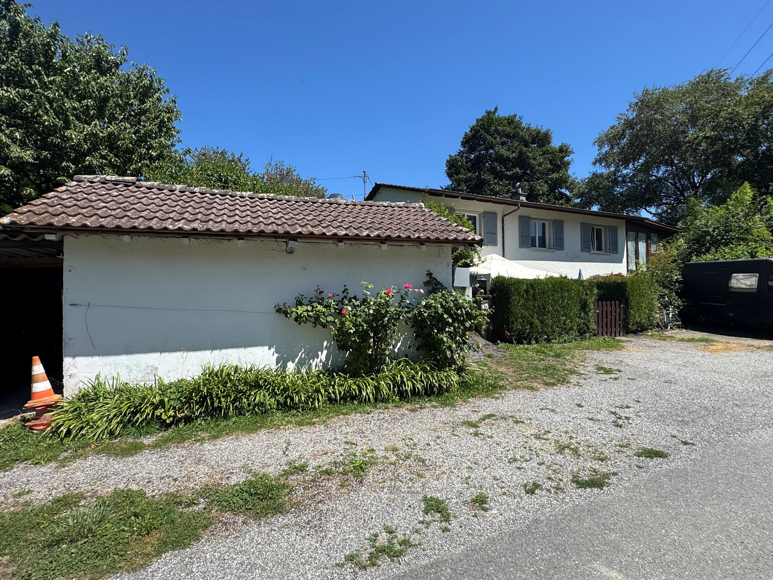 Wohnhaus mit Garten und Zufahrt