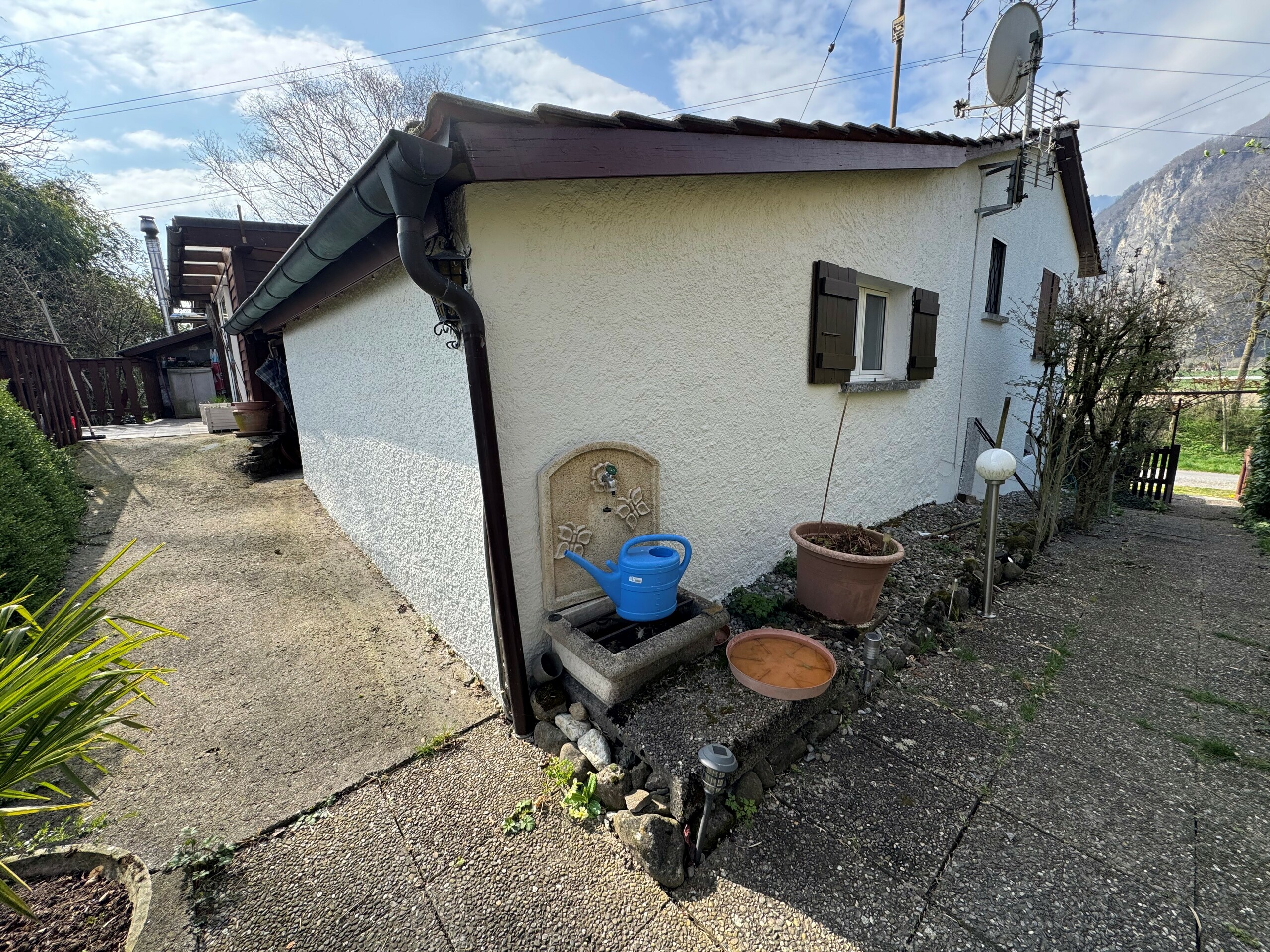 Hausaußenansicht mit Gartenbereich