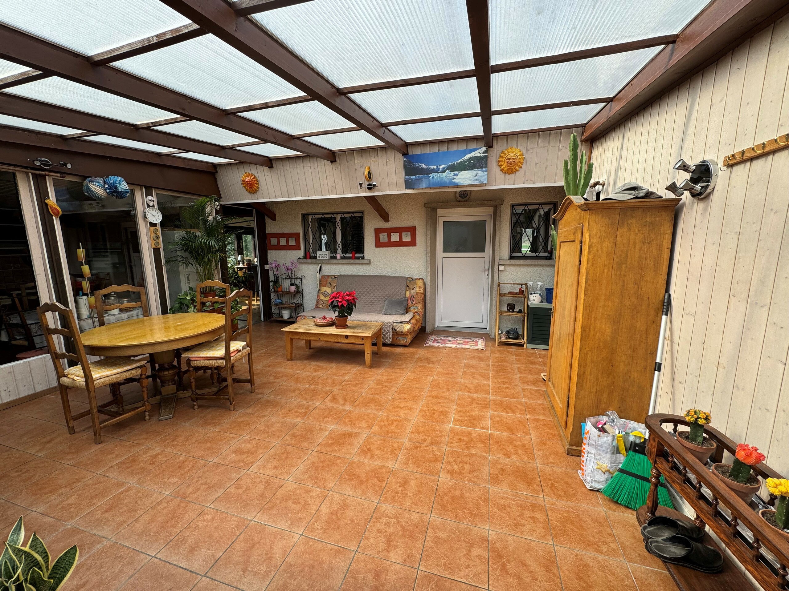 Überdachte Terrassenlounge mit Essbereich