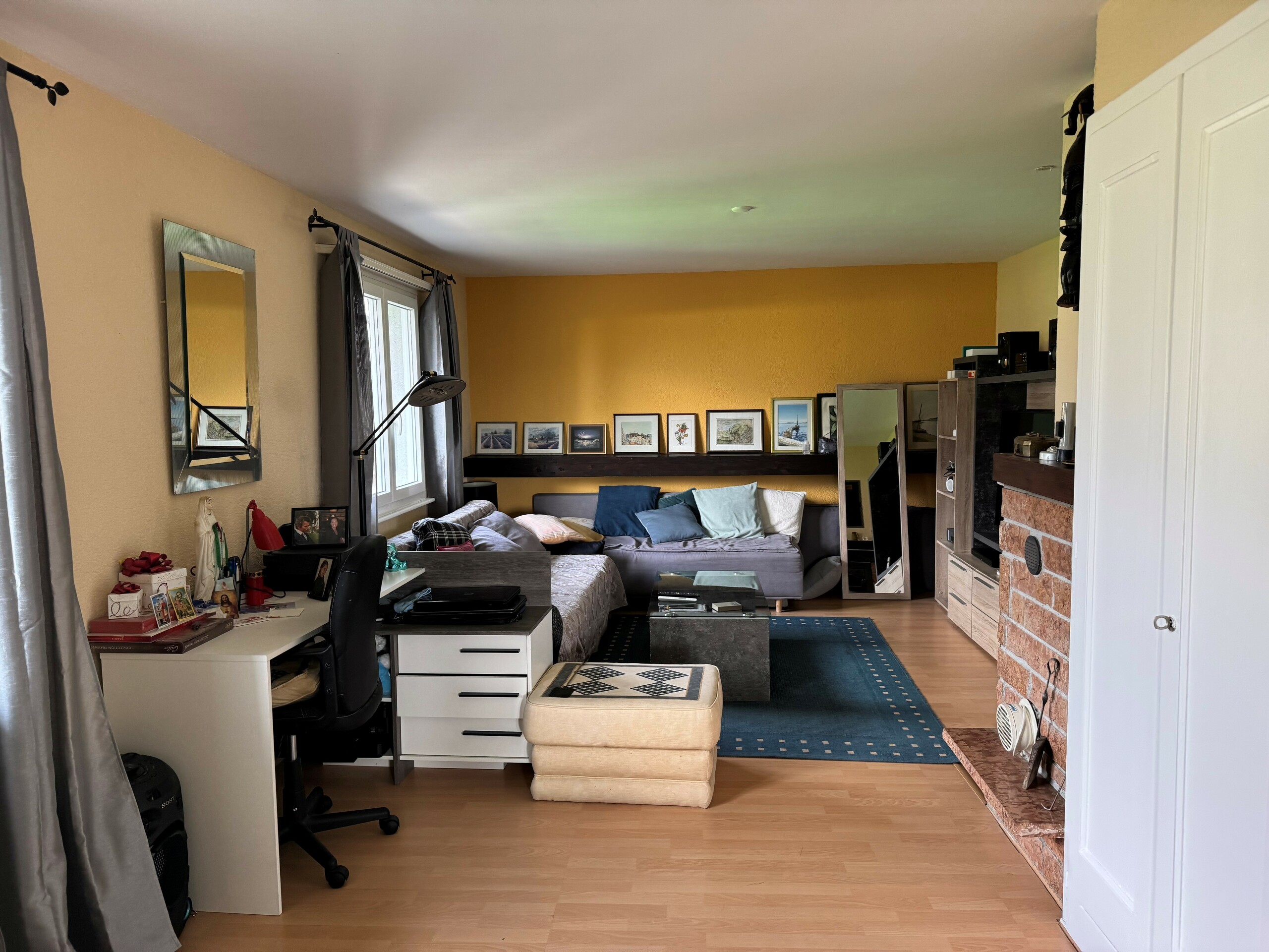 Gemütliches Schlafzimmer mit Wohn- und Arbeitsbereich