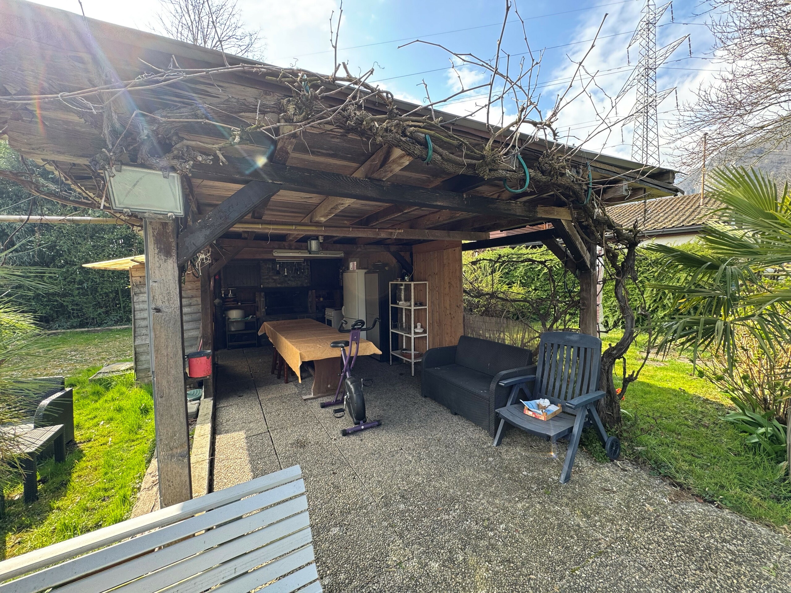 Überdachte Gartenlaube mit Sitz- und Essbereich