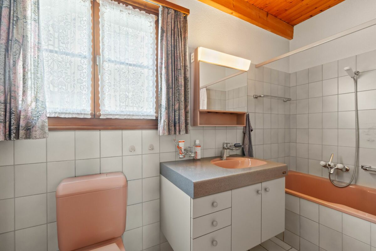 Badezimmer mit Badewanne und Fenster
