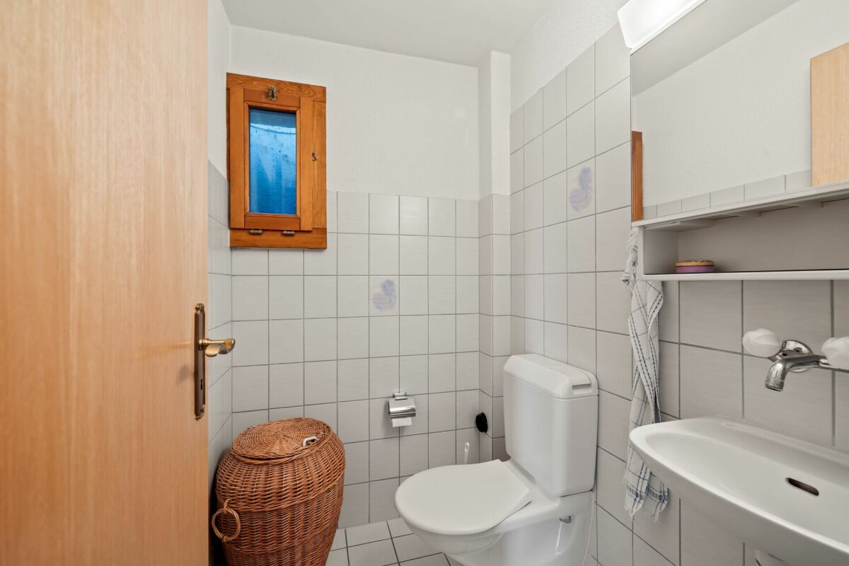 Gäste-WC mit Fenster und Waschtisch