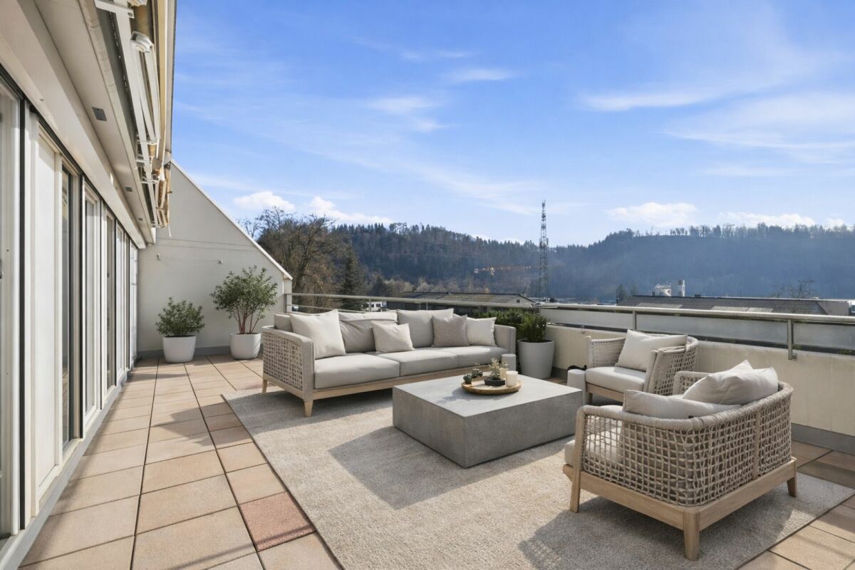 Dachterrasse mit Sitzgruppe und Bergblick