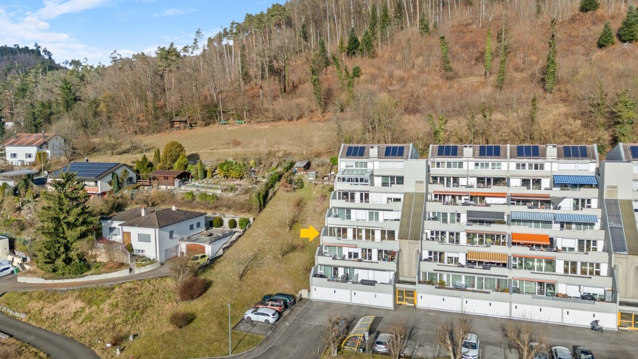 Luftaufnahme einer Wohnanlage in Hanglage