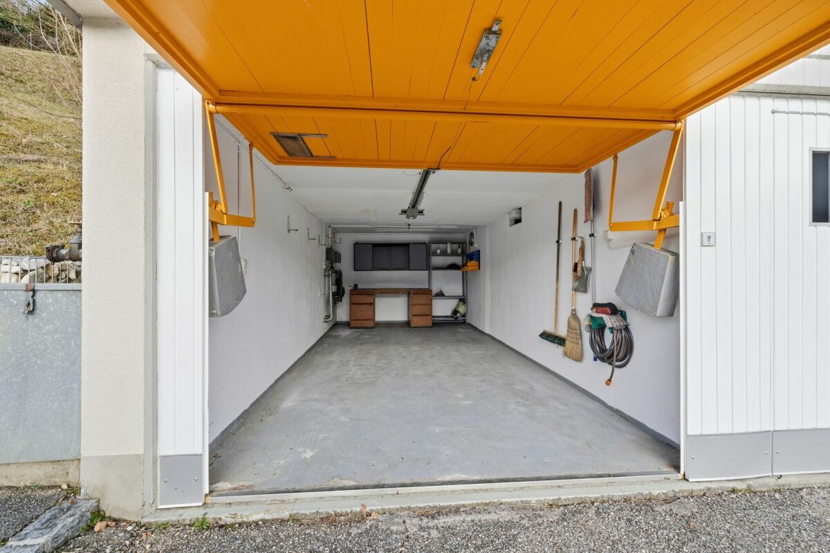Garage mit offenem Sektionaltor