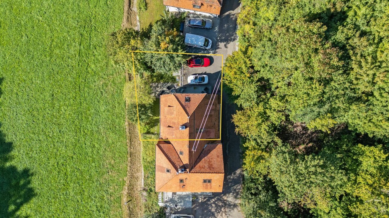 Luftaufnahme eines Wohnhauses mit Garten und Zufahrt