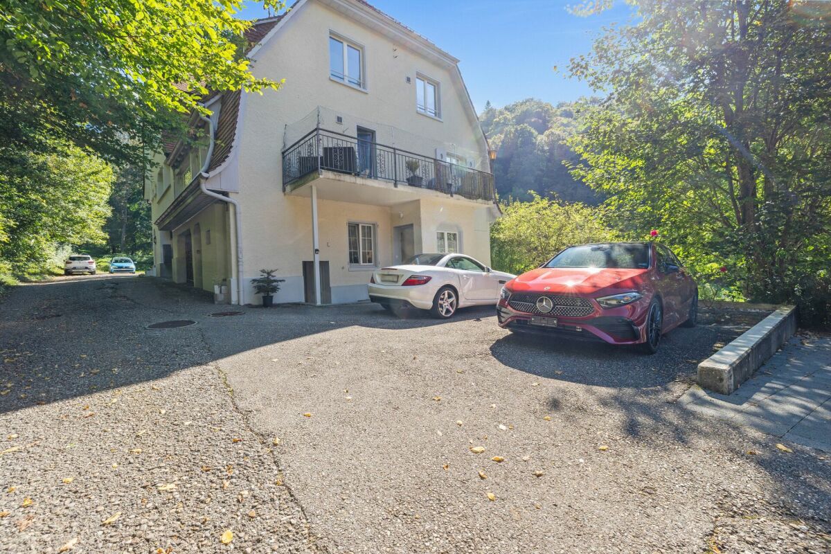 Außenansicht eines Wohnhauses mit Zufahrt