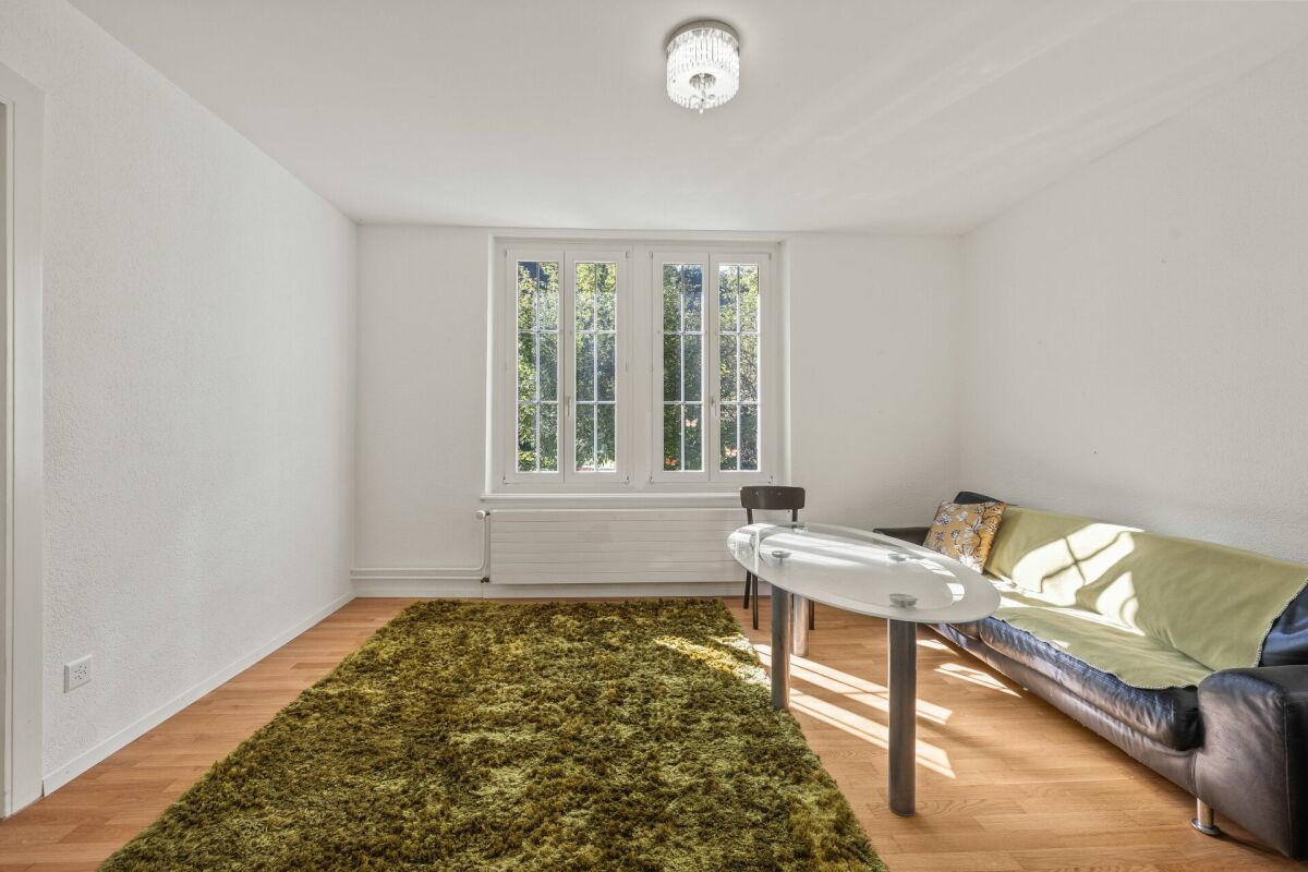 Heller Wohnraum mit Sofa und Fenster