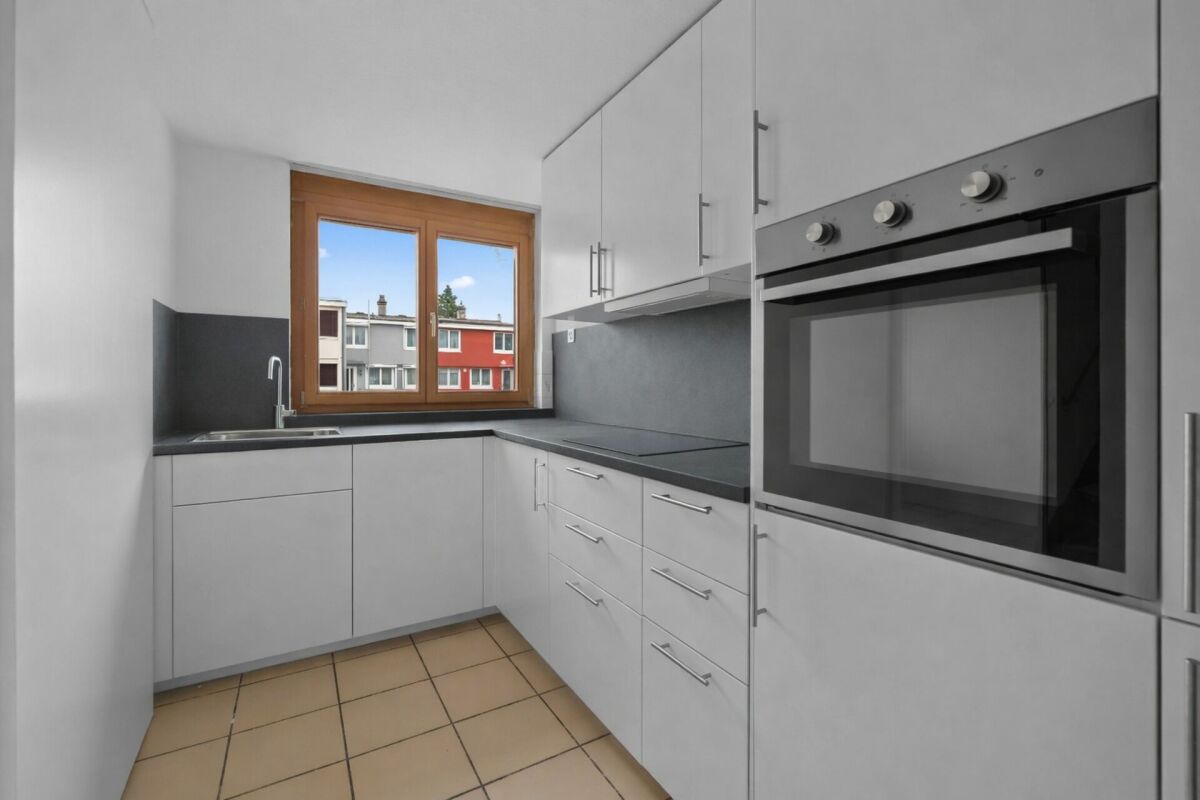 Helle, schmale Einbauküche mit Fenster