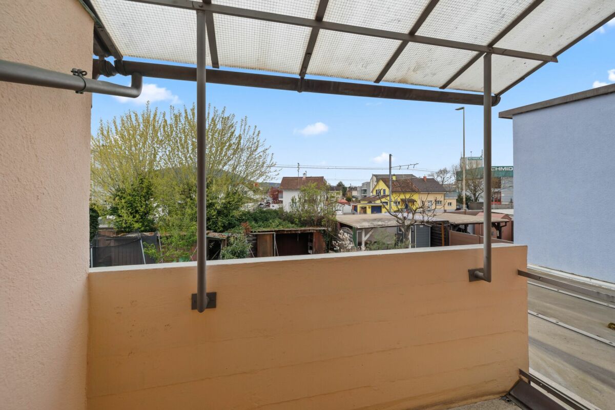 Balkon mit Blick ins Wohnumfeld