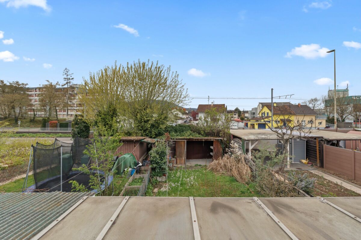 Gartenblick über Wohnhäuser und Schuppen