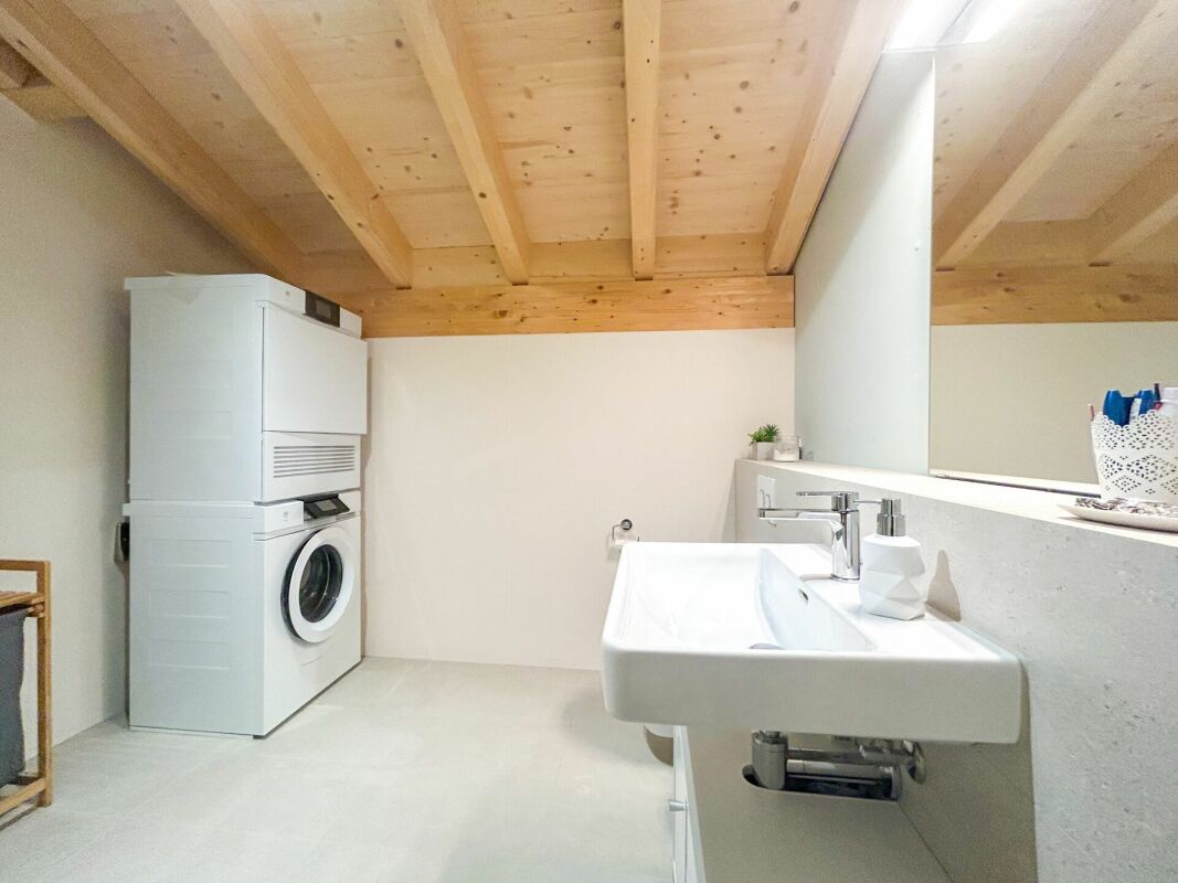 Badezimmer mit Dachschräge und Waschmaschine
