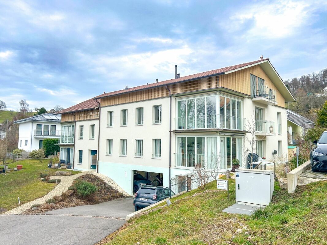 Mehrfamilienhaus mit Hanglage und Balkon