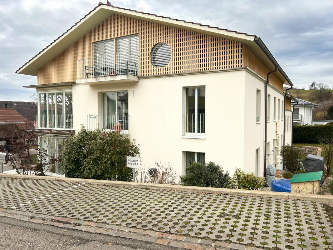 Modernes Wohnhaus mit Holzfassade und Balkon