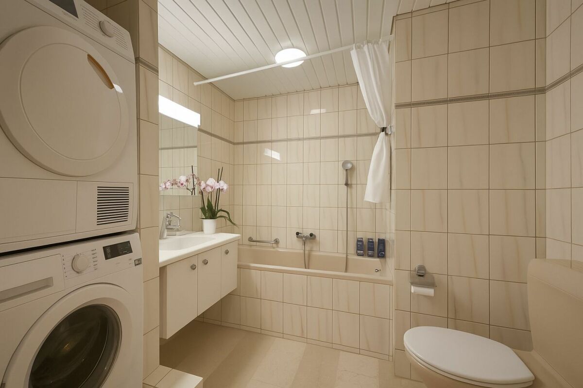 Beiges Badezimmer mit Badewanne und Waschtisch