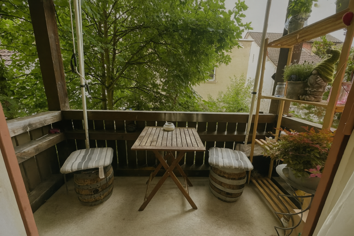 Überdachter Balkon mit Gartensitzplatz