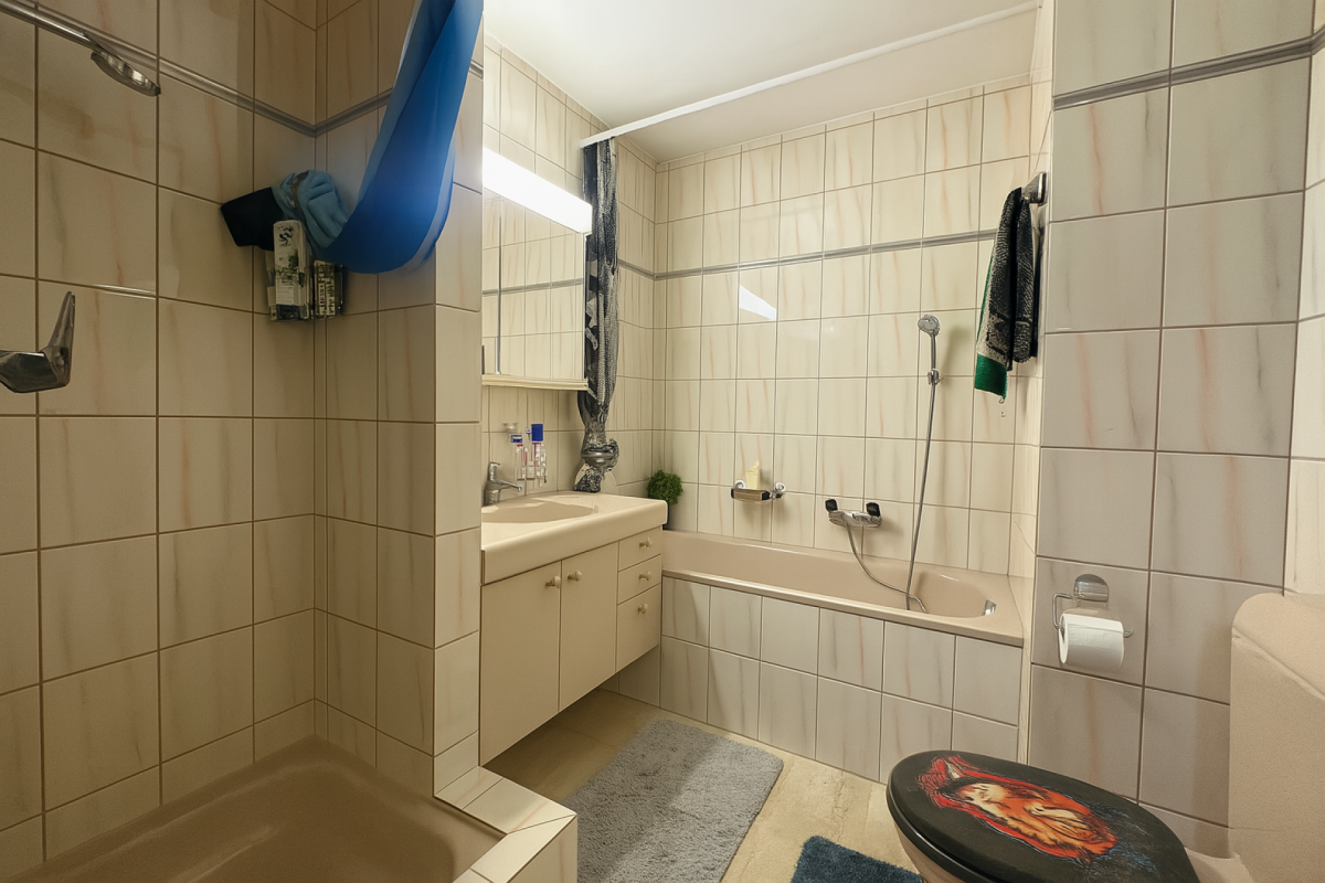 Badezimmer mit Wanne und Fliesen