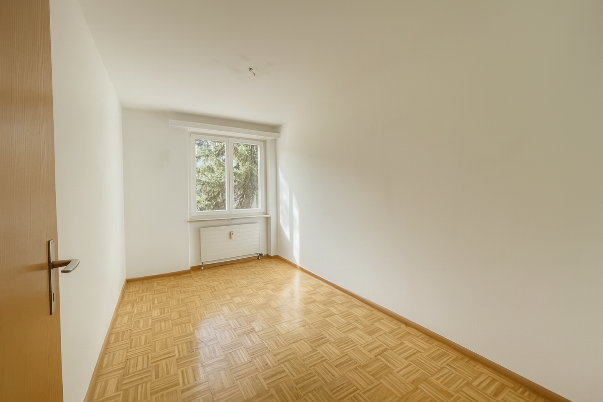 Leerer heller Raum mit Fenster