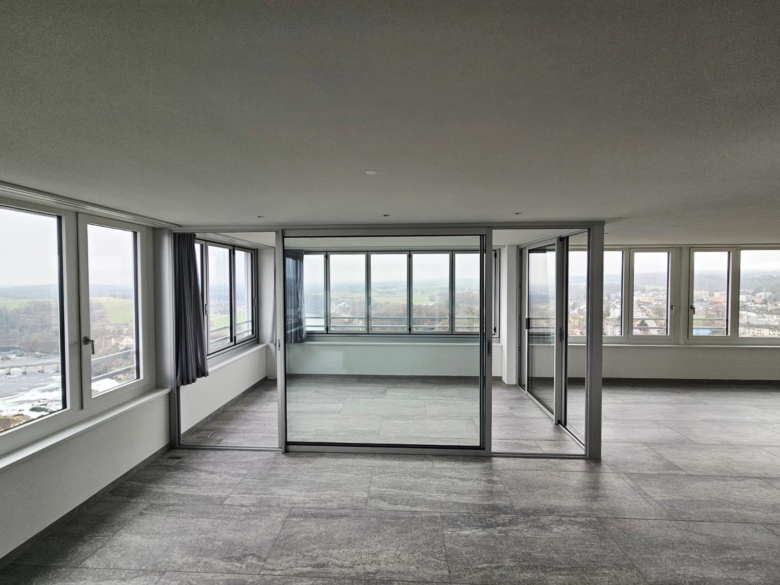 Großer leerer Wohnraum mit Panoramafenstern