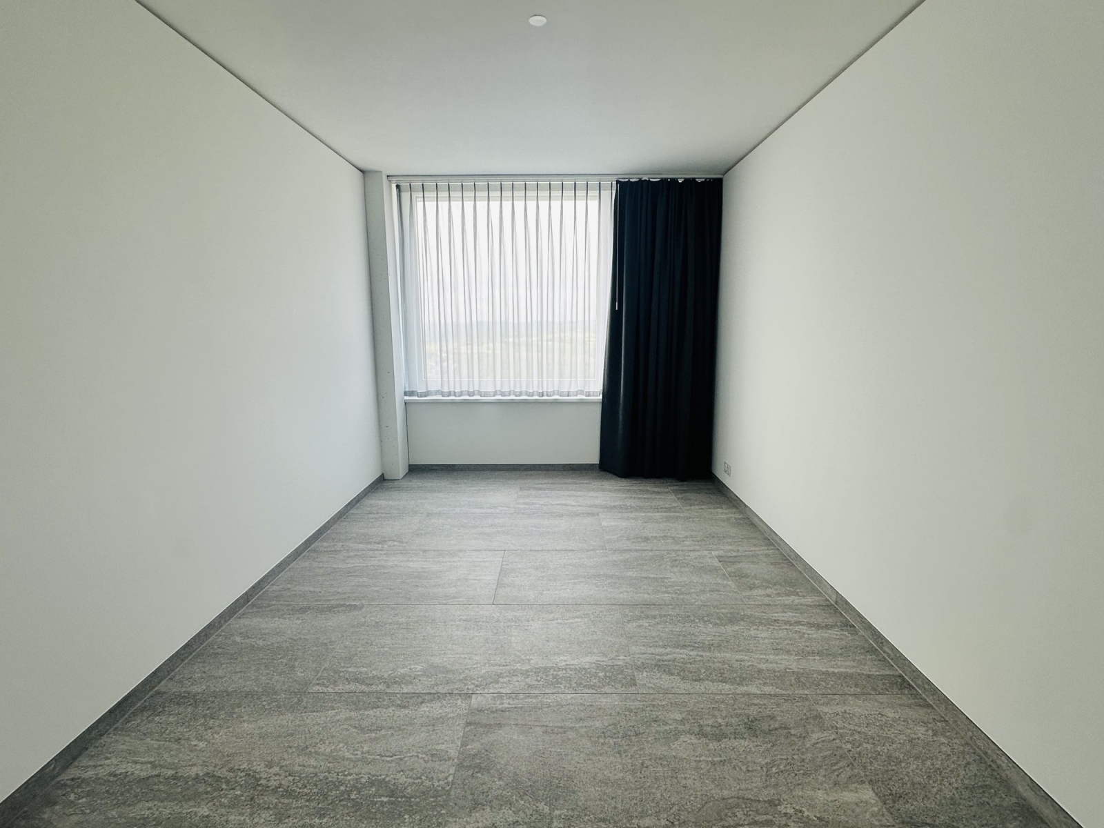 Leerer moderner Raum mit Fenster