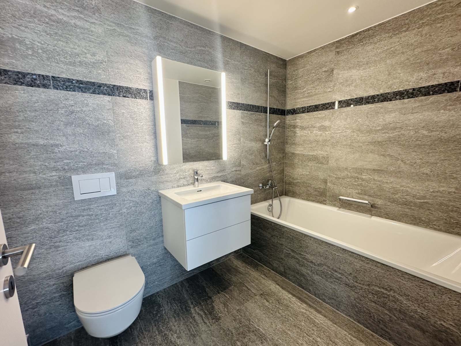 Modernes Badezimmer mit Wanne und wandhängendem WC