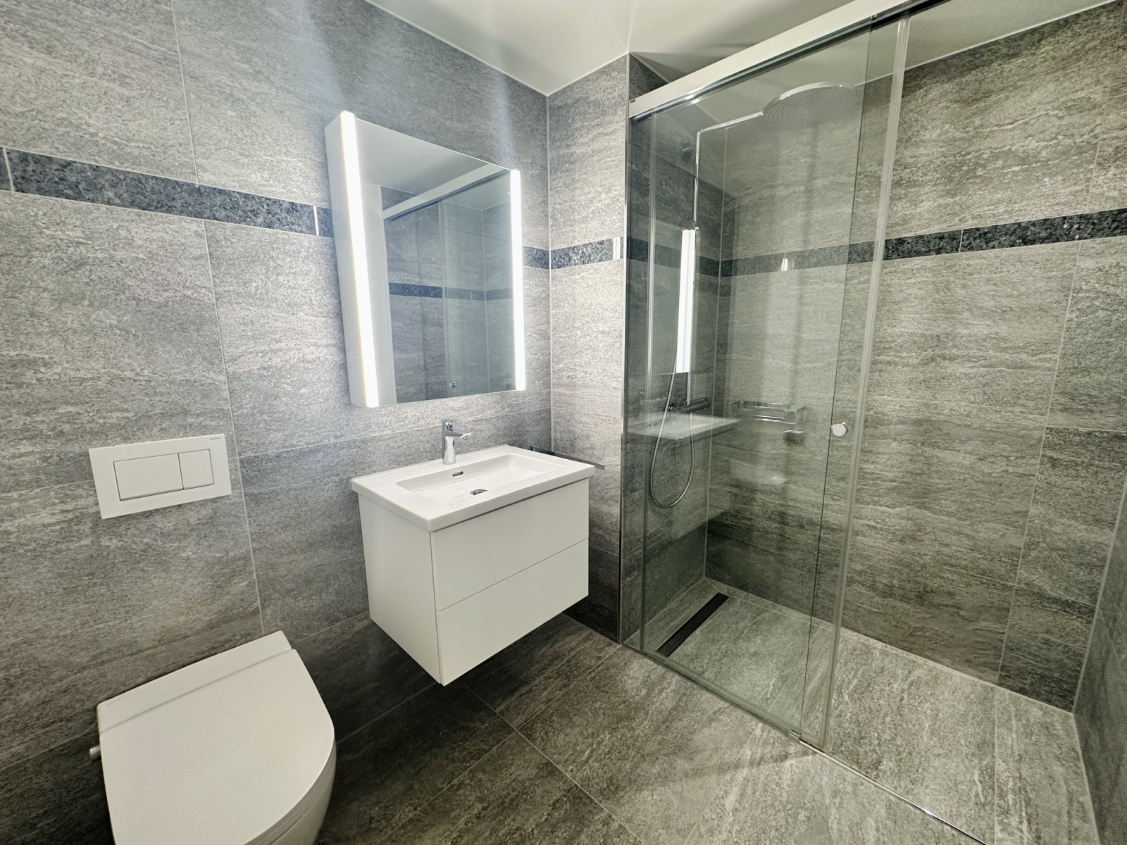 Modernes Bad mit Walk-in-Dusche und LED-Spiegel