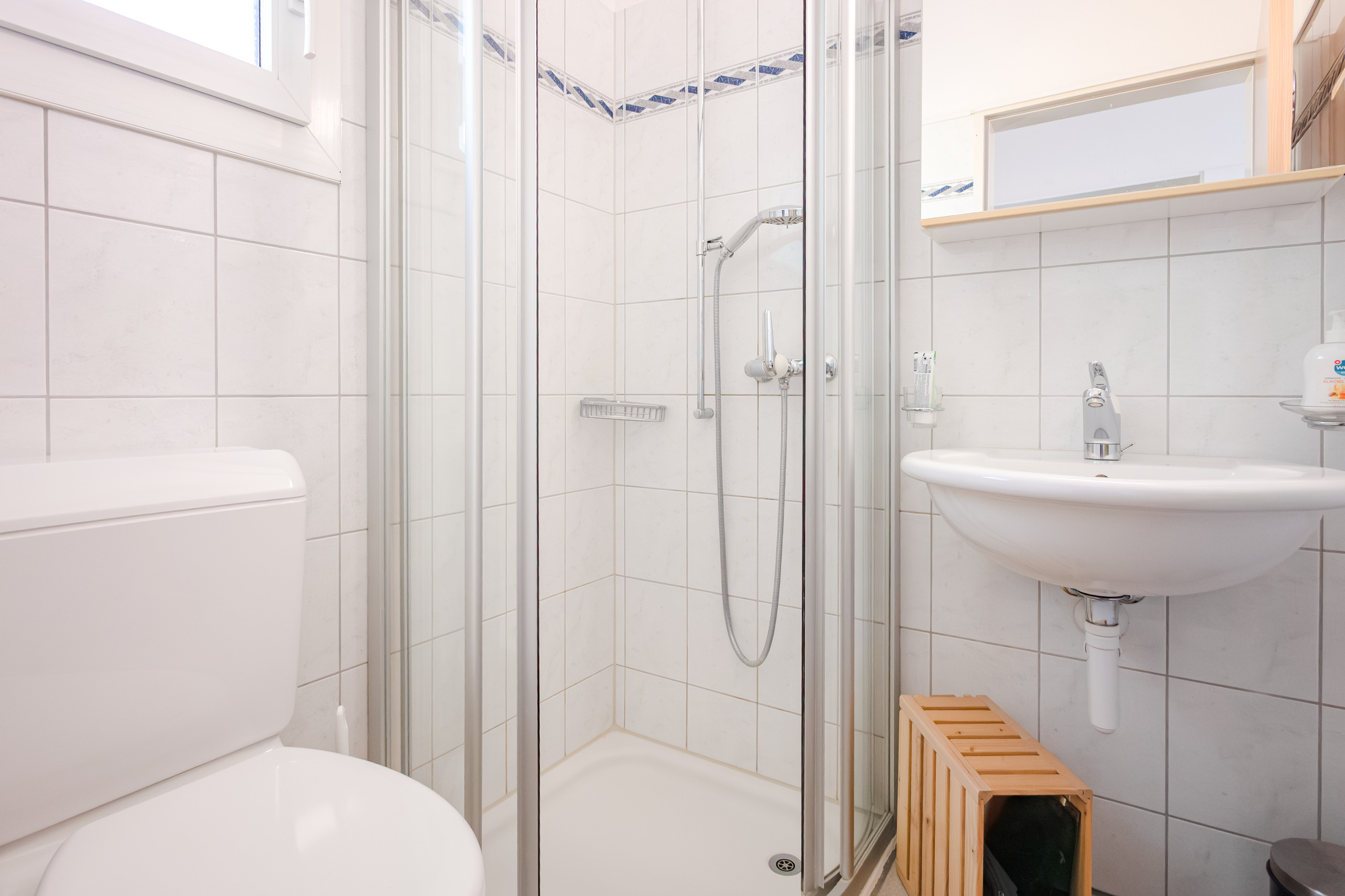 Kleines helles Bad mit Dusche und WC