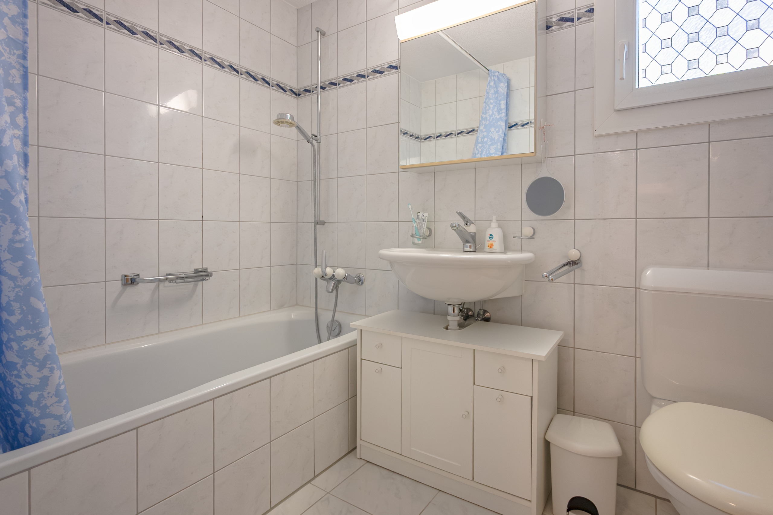 Helles Badezimmer mit Wanne und Waschplatz