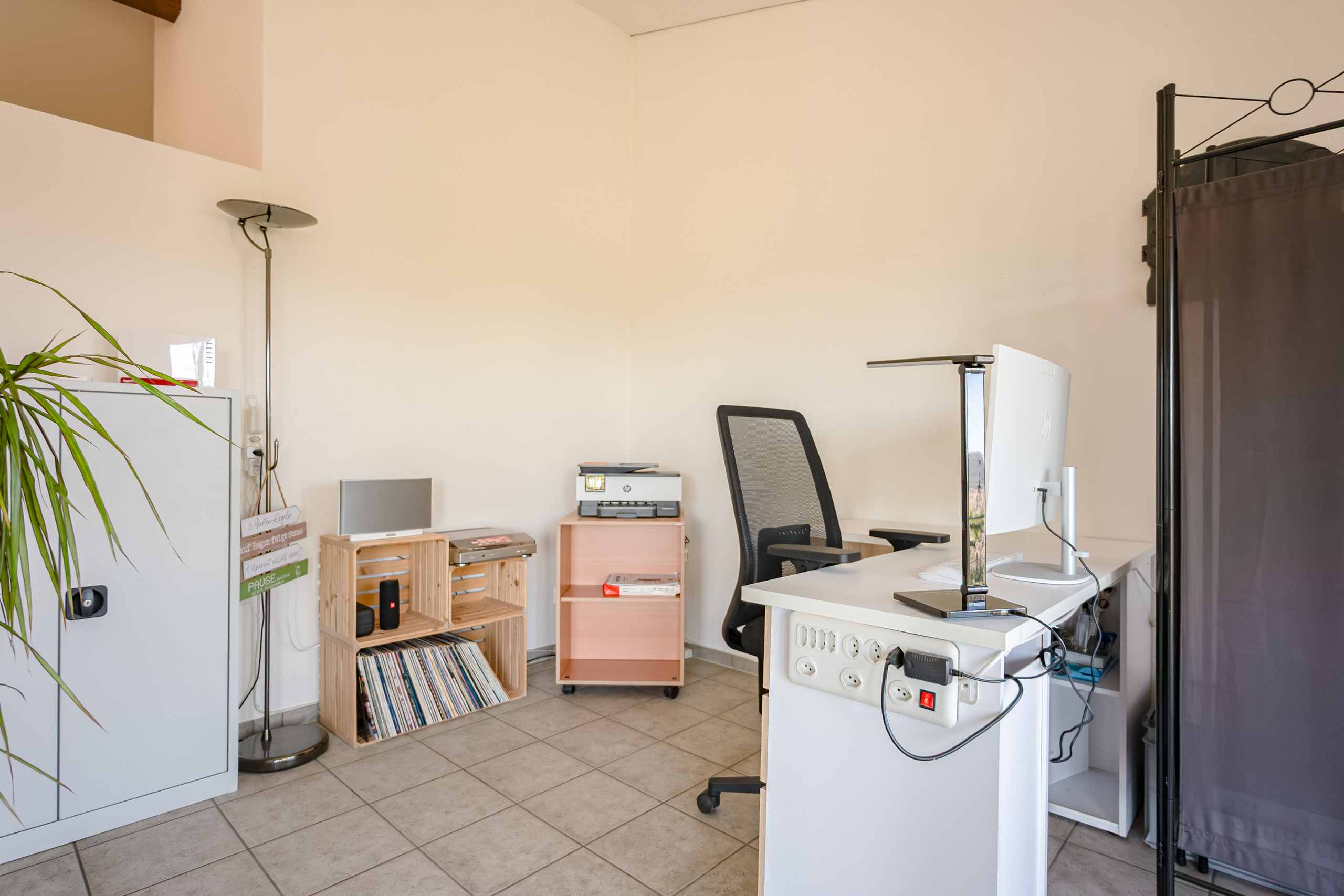Arbeitszimmer mit technischer Ausstattung