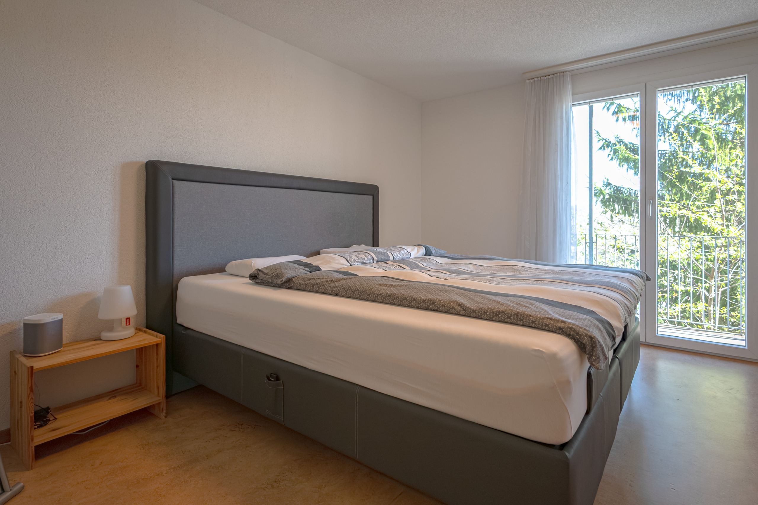 Helles Schlafzimmer mit Balkonblick
