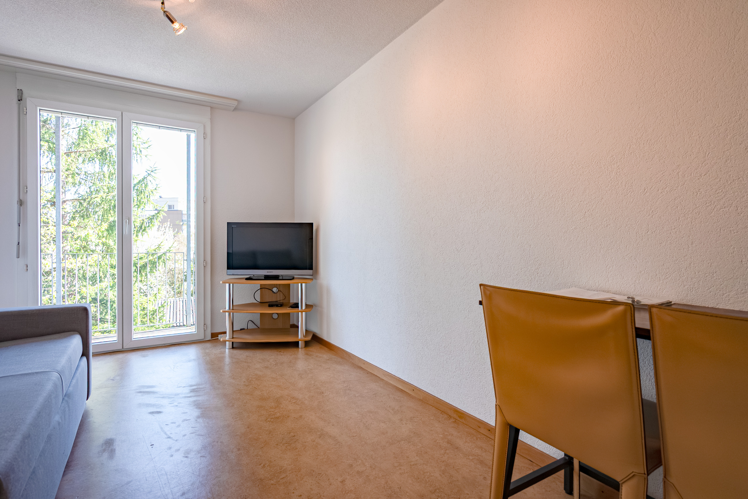 Wohnzimmer mit Balkonblick