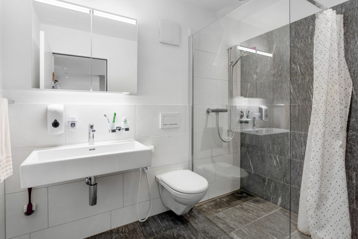 Modernes Badezimmer mit Walk-in-Dusche