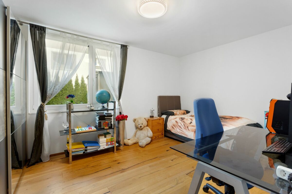 Helles Schlafzimmer mit Arbeitsbereich